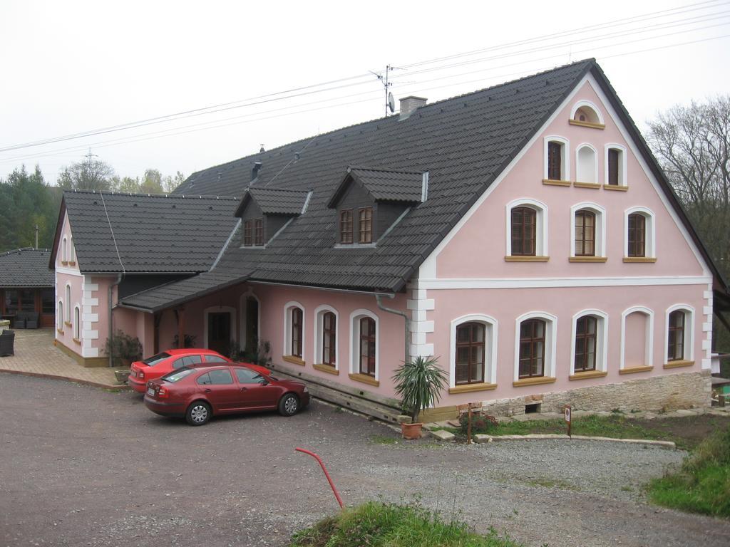 Restaurace A Penzion U Pesiku Červený Kostelec Extérieur photo